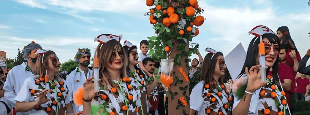 festival görüntüsü, kostüm giymiş insanlar